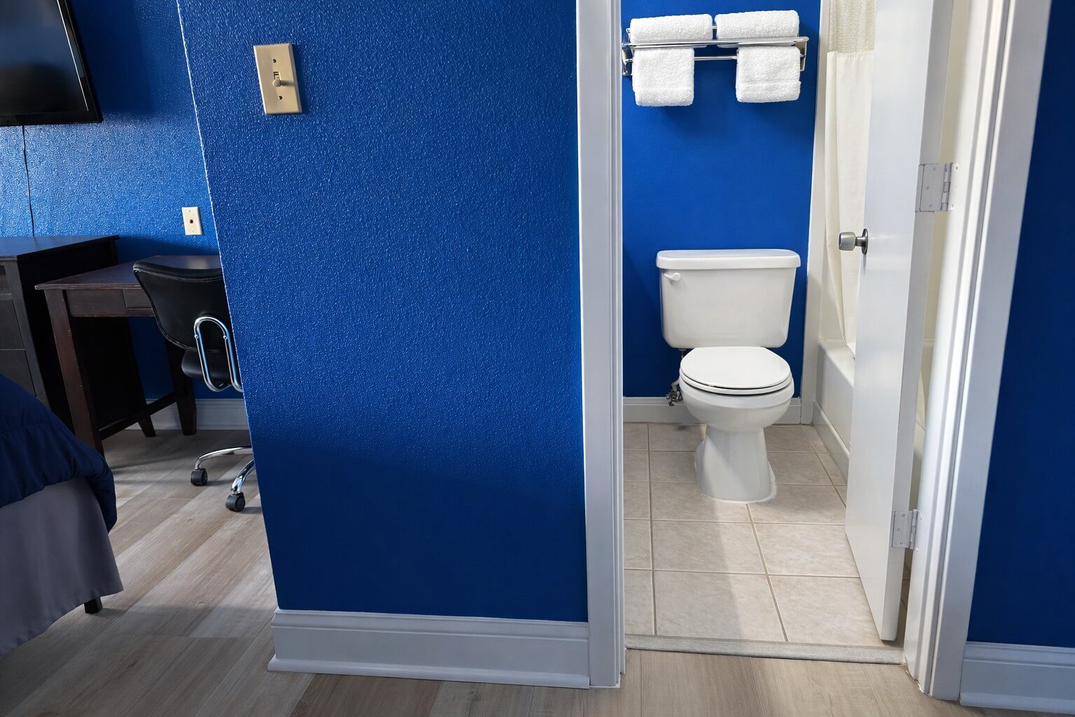 1 King Bed Room — King room bathroom