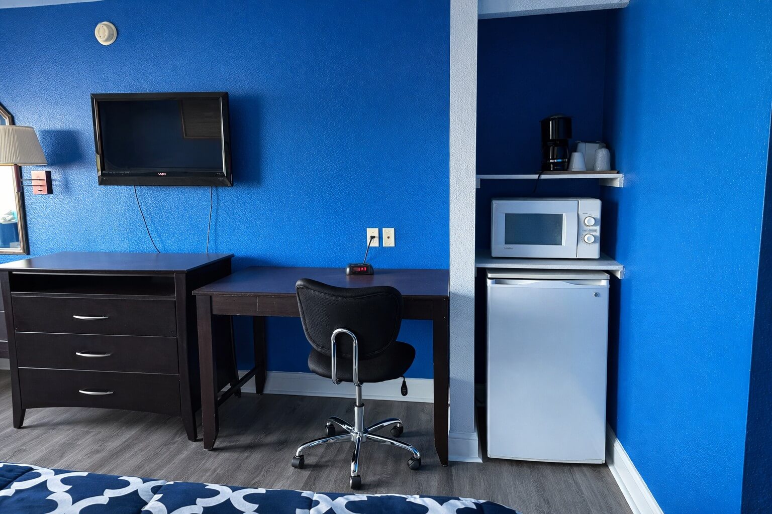 2 Queen Beds Room — Double queen with flat-screen TV, workspace, mini-fridge and microwave