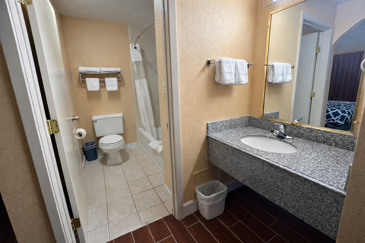 1 Queen Bed Room - Queen room bathroom