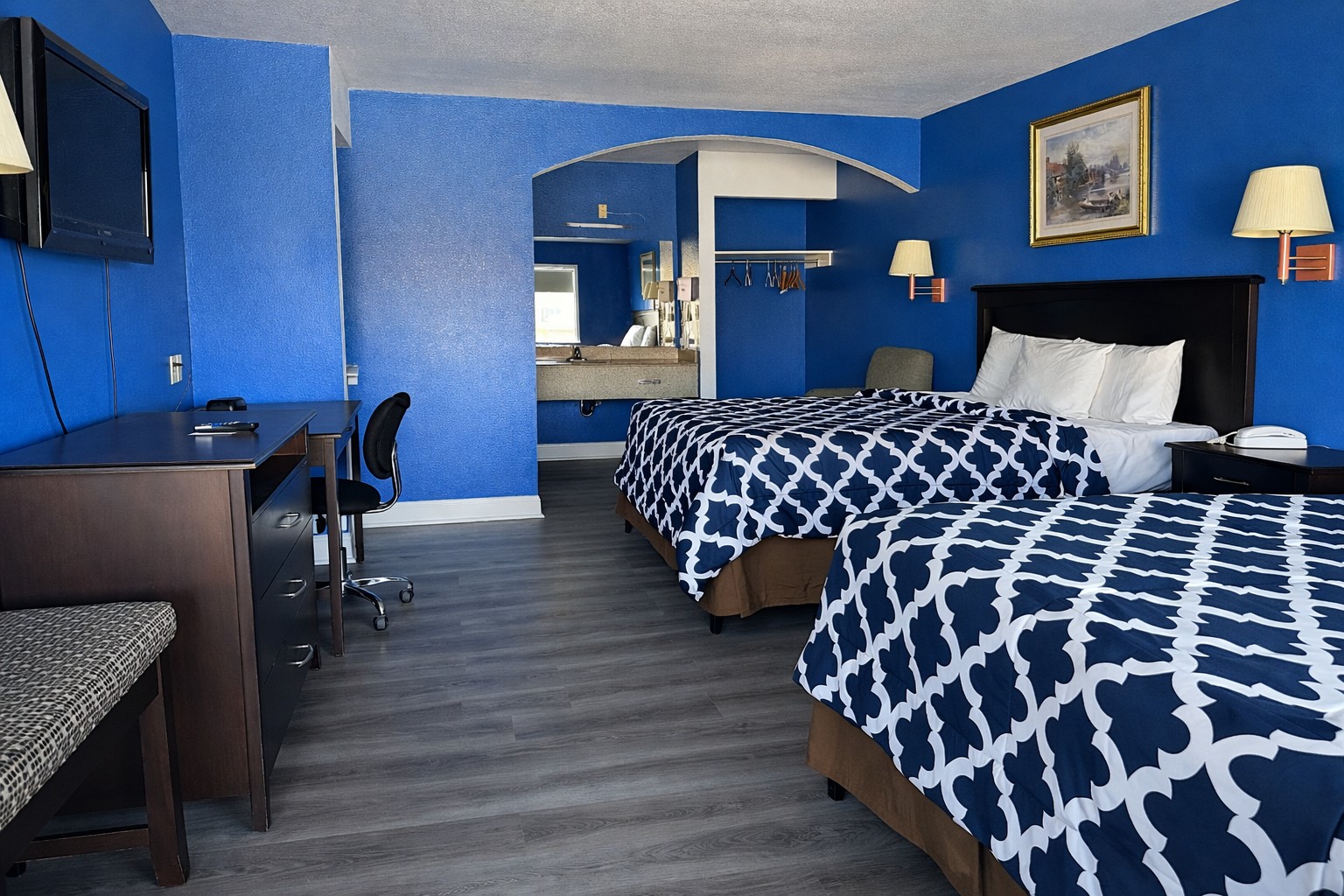 2 Queen Beds Room - Two queen beds with vinyl flooring