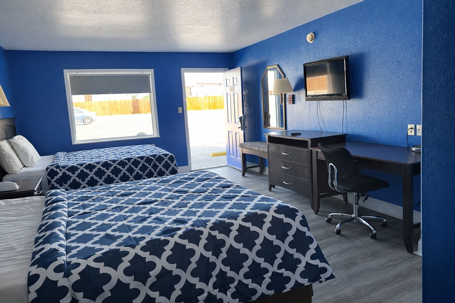 2 Queen Beds Room - Spacious double queen room for families or crews